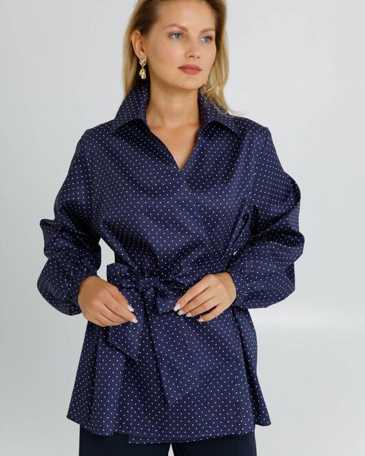 Женская рубашка на запах из хлопка сатиного плетения синяя в белый горошек  - 8604 от byME 