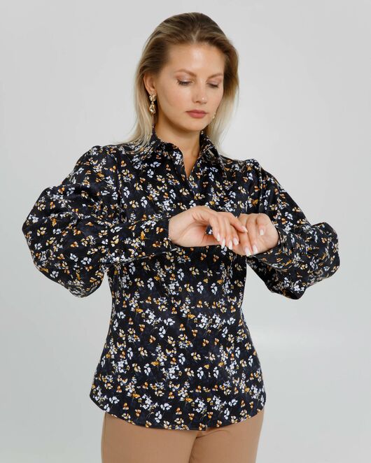 Женская рубашка с пышным рукавом с супатной застёжкой в чёрном цвете с цветами  - 8637 от byME 