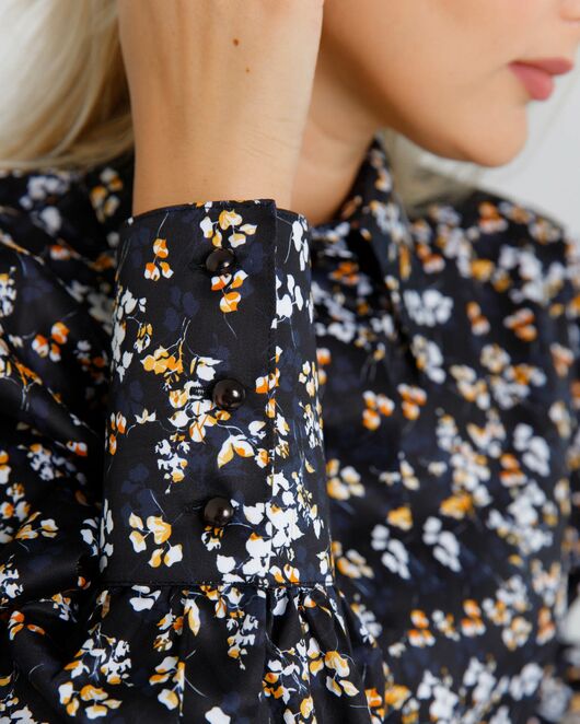 Женская рубашка с пышным рукавом с супатной застёжкой в чёрном цвете с цветами  - 8637 от byME 