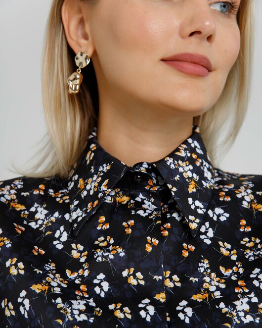 Женская рубашка с пышным рукавом с супатной застёжкой в чёрном цвете с цветами  - 8637 от byME 