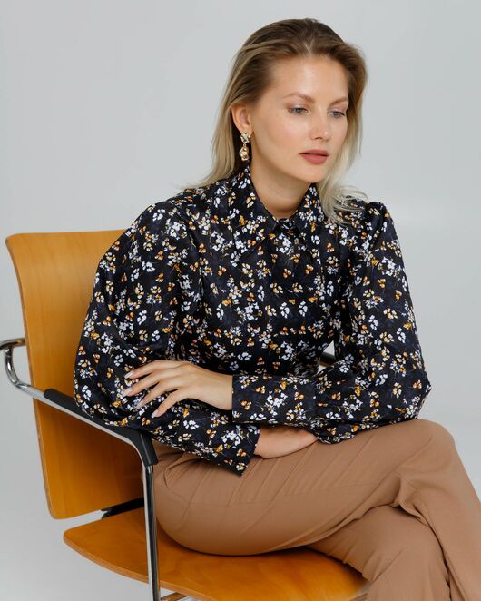 Женская рубашка с пышным рукавом с супатной застёжкой в чёрном цвете с цветами  - 8637 от byME 