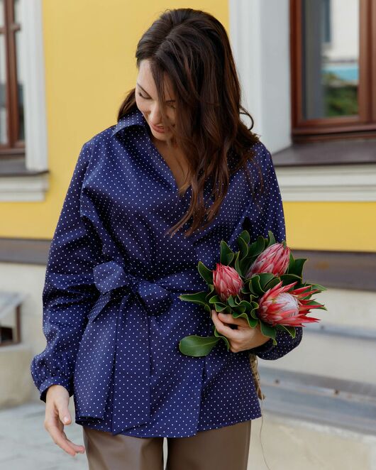 Женская рубашка на запах из хлопка сатиного плетения синяя в белый горошек  - 8604 от byME 