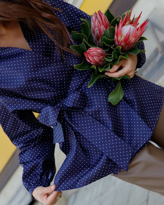 Женская рубашка на запах из хлопка сатиного плетения синяя в белый горошек  - 8604 от byME 