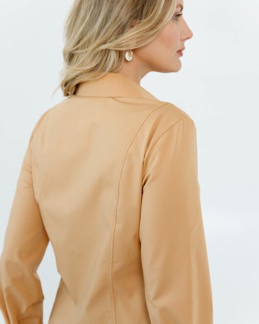 Женская рубашка приталенная под пуговицы в бежевом цвете - 8640 от  