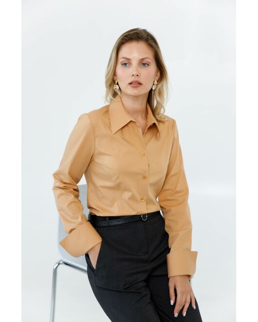 Женская рубашка приталенная под пуговицы в бежевом цвете - 8640 от  