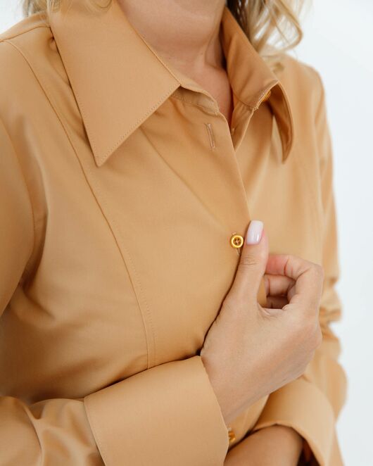 Женская рубашка приталенная под пуговицы в бежевом цвете - 8640 от  