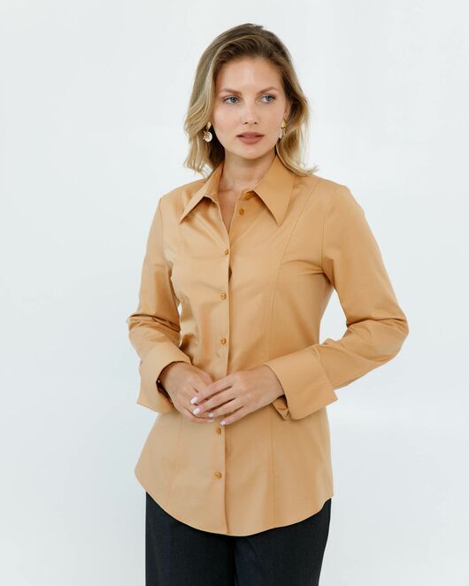 Женская рубашка приталенная под пуговицы в бежевом цвете - 8640 от  