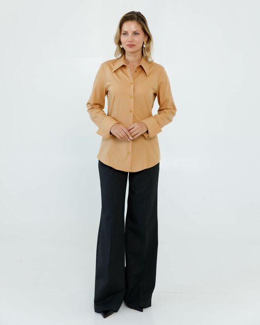 Женская рубашка приталенная под пуговицы в бежевом цвете - 8640 от  
