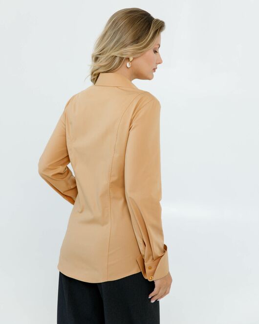 Женская рубашка приталенная под пуговицы в бежевом цвете - 8640 от  