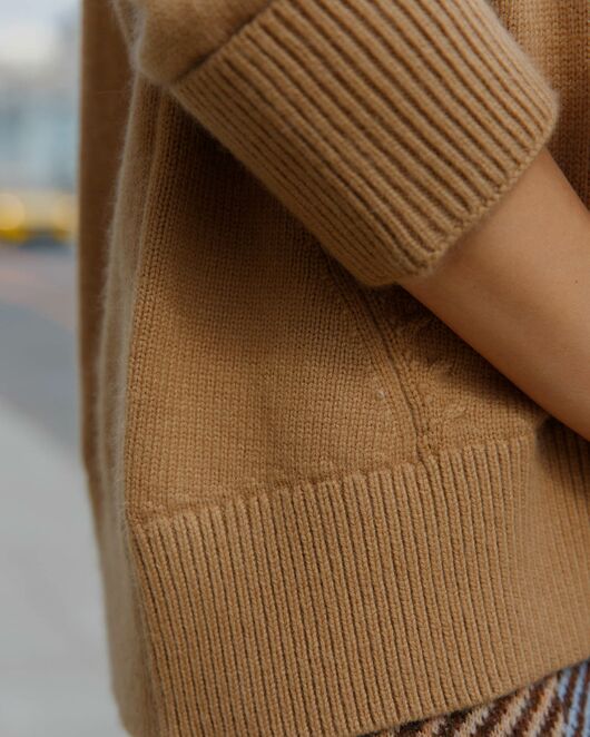 Свитер из шерсти с ангорой в бежевом цвете от byME 