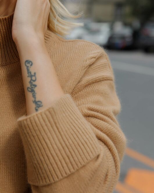 Свитер из шерсти с ангорой в бежевом цвете от byME 