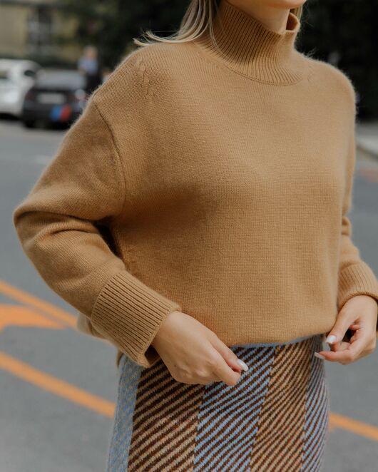 Свитер из шерсти с ангорой в бежевом цвете от byME 