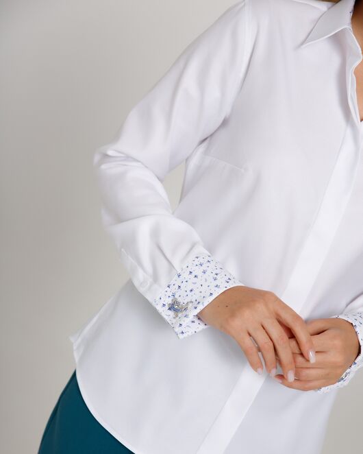 Женская рубашка  белая под запонку с супатной застежкой с отделкой-8659 от byME 