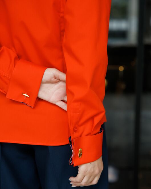 Женская рубашка в приталенном силуэте с отделкой протеи под запонки 8682 от byME 