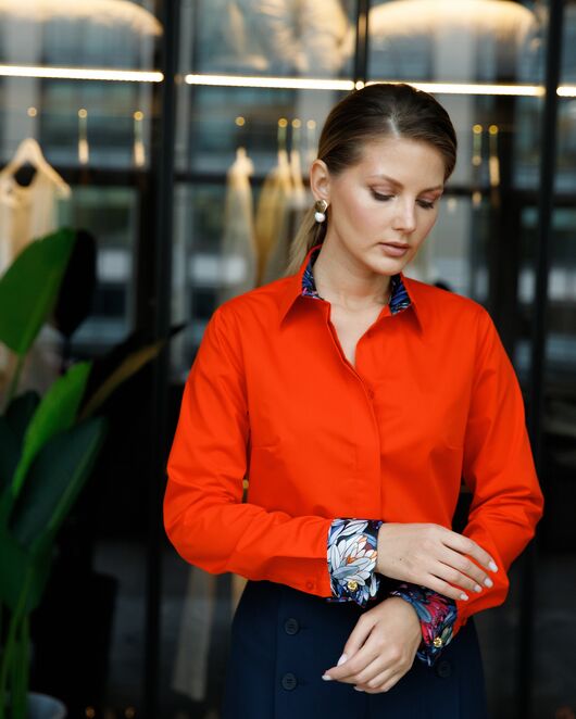 Женская рубашка в приталенном силуэте с отделкой протеи под запонки 8682 от byME 