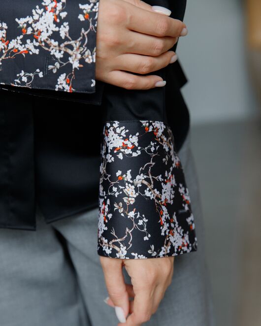 Женская рубашка в полуприталенном силуэте из  хлопка  с отделкой цветы под запонки  8684 от byME  Женская рубашка в полуприталенном силуэте из  хлопка  с отделкой цветы под запонки  8684 от byME