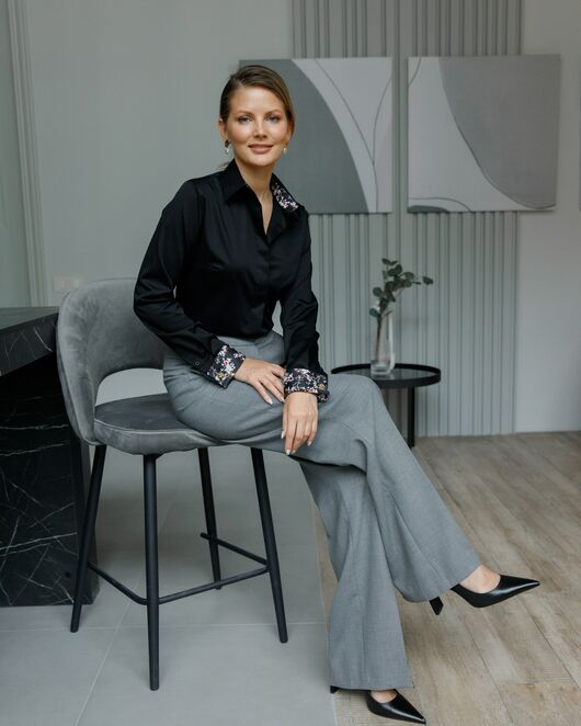 Женская рубашка в полуприталенном силуэте из  хлопка  с отделкой цветы под запонки  8684 от byME  Женская рубашка в полуприталенном силуэте из  хлопка  с отделкой цветы под запонки  8684 от byME