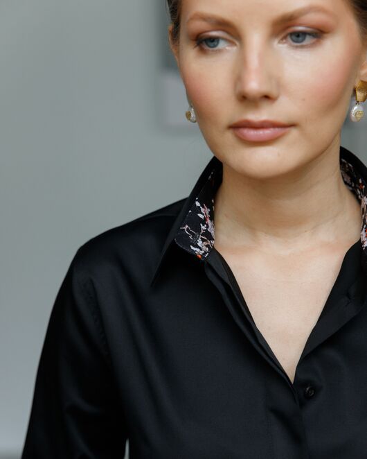 Женская рубашка в полуприталенном силуэте из  хлопка  с отделкой цветы под запонки  8684 от byME  Женская рубашка в полуприталенном силуэте из  хлопка  с отделкой цветы под запонки  8684 от byME