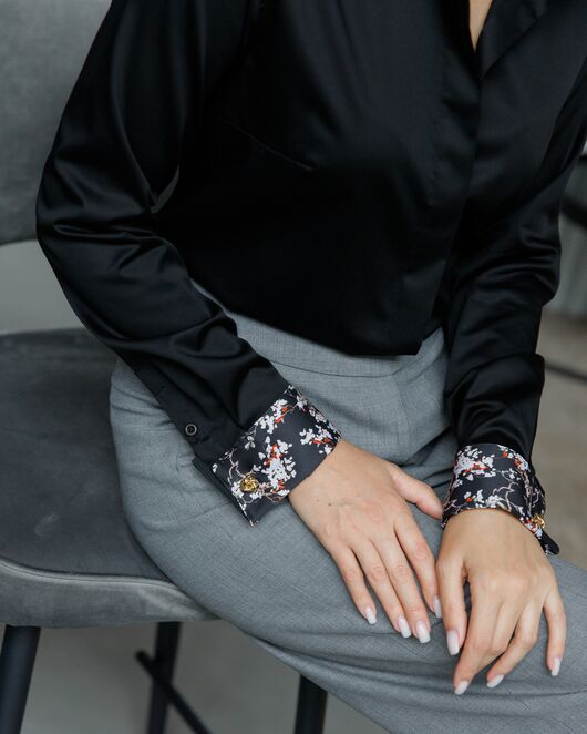 Женская рубашка в полуприталенном силуэте из  хлопка  с отделкой цветы под запонки  8684 от byME  Женская рубашка в полуприталенном силуэте из  хлопка  с отделкой цветы под запонки  8684 от byME