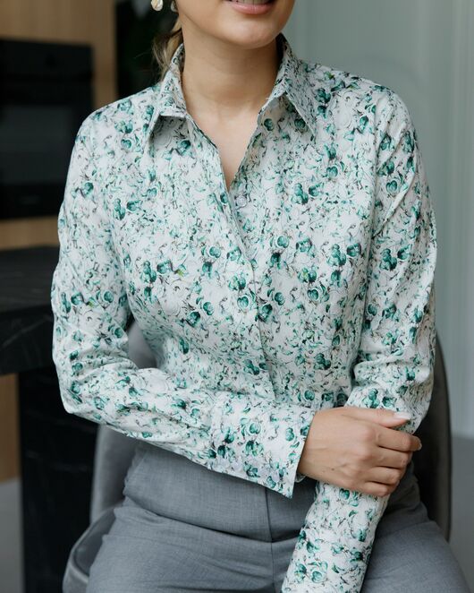 Женская рубашка-8687 в полуприталенном силуэте принт цветы под пуговицы от byME 