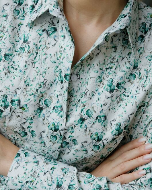 Женская рубашка-8687 в полуприталенном силуэте принт цветы под пуговицы от byME 