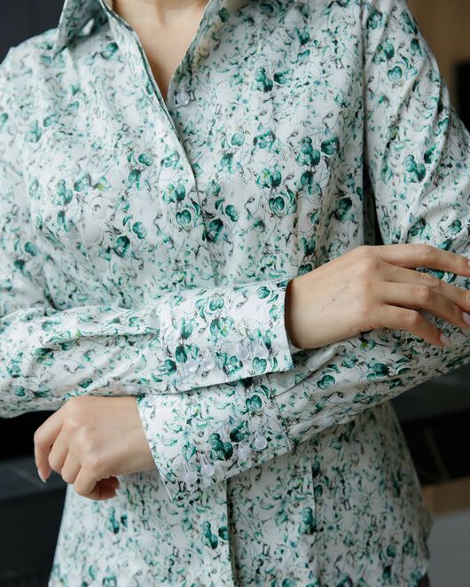 Женская рубашка-8687 в полуприталенном силуэте принт цветы под пуговицы от byME 