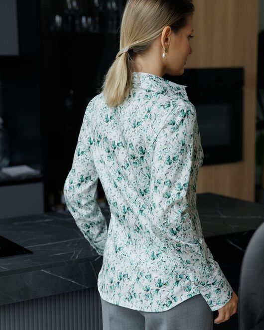 Женская рубашка-8687 в полуприталенном силуэте принт цветы под пуговицы от byME 