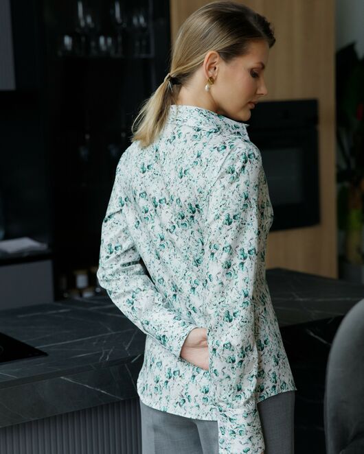 Женская рубашка-8687 в полуприталенном силуэте принт цветы под пуговицы от byME 