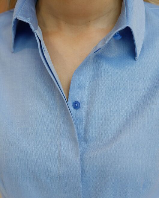 Женская рубашка-8688 в полуприталенном силуэте под пуговицы от byME 