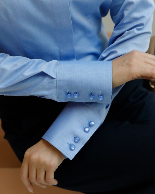 Женская рубашка-8688 в полуприталенном силуэте под пуговицы от byME 