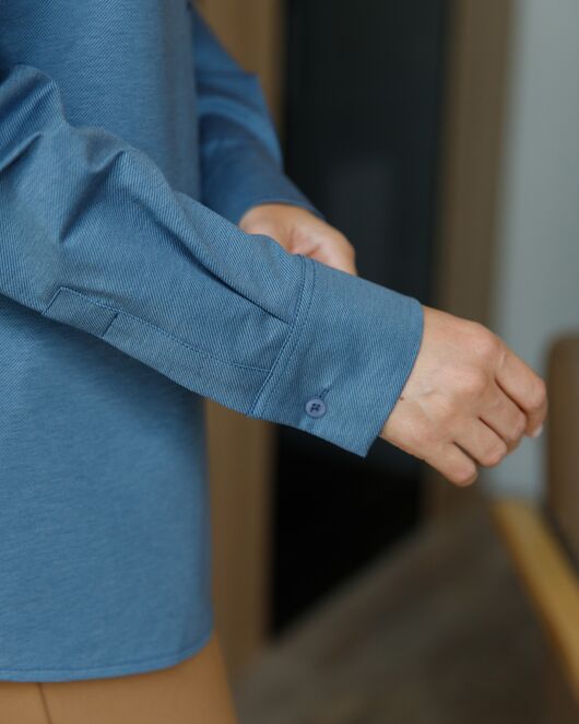 Женская рубашка-8695 в прямом силуэте с универсальной манжетой от byME  Женская рубашка-8695 в прямом силуэте с универсальной манжетой от byME