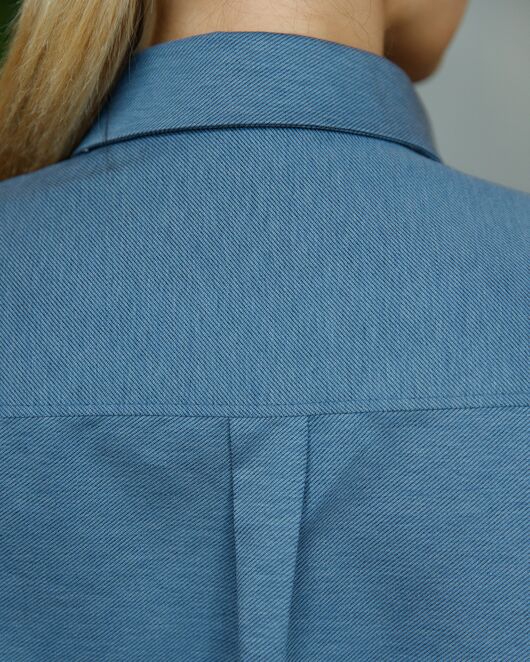 Женская рубашка-8695 в прямом силуэте с универсальной манжетой от byME  Женская рубашка-8695 в прямом силуэте с универсальной манжетой от byME