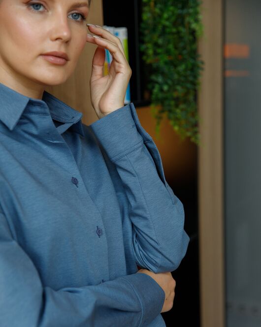 Женская рубашка-8695 в прямом силуэте с универсальной манжетой от byME  Женская рубашка-8695 в прямом силуэте с универсальной манжетой от byME