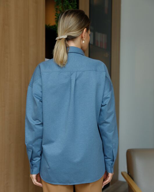 Женская рубашка-8695 в прямом силуэте с универсальной манжетой от byME  Женская рубашка-8695 в прямом силуэте с универсальной манжетой от byME