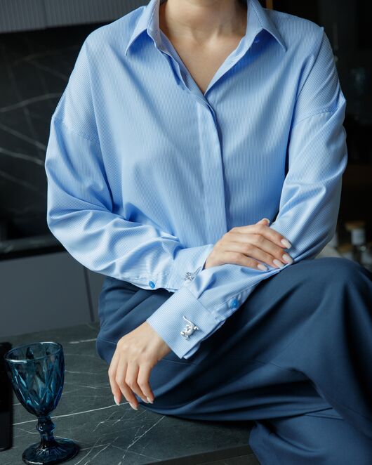 Женская рубашка в тонкую полоску прямого силуэта с универсальной манжетой-8699 от  