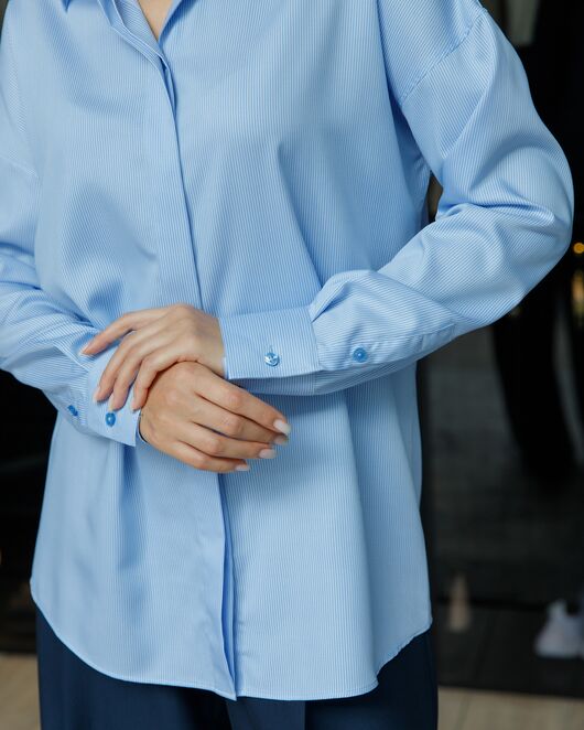 Женская рубашка в тонкую полоску прямого силуэта с универсальной манжетой-8699 от  