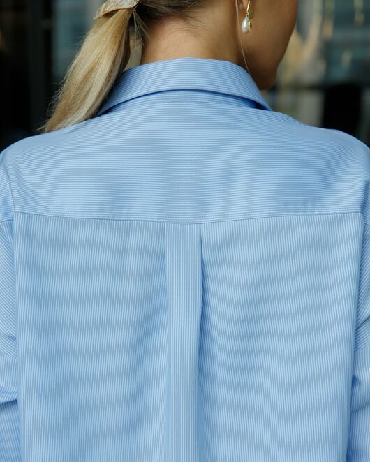 Женская рубашка в тонкую полоску прямого силуэта с универсальной манжетой-8699 от  