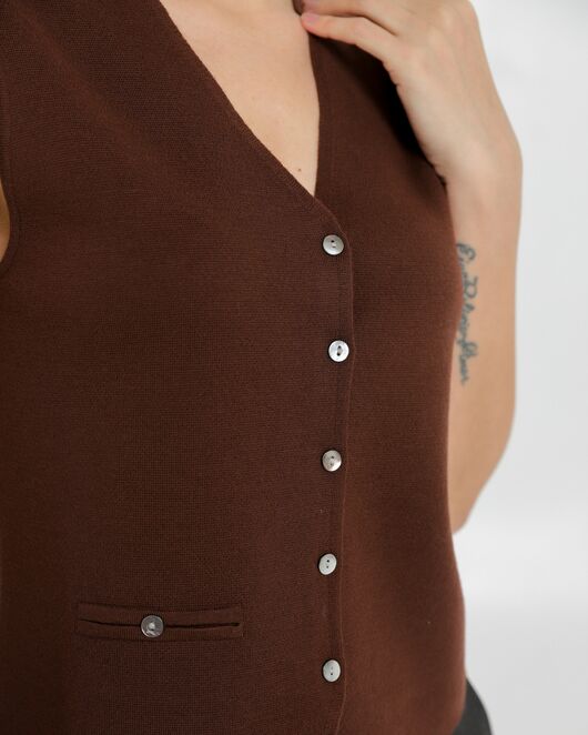Жилет женский из шерсти мериноса тонкой вязки коричневый от byME 