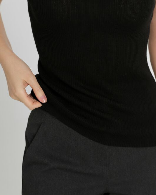 Топ из шерсти мериноса тонкой вязки и шелка Mulberry черный - 02B2430-black от byME 