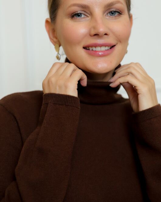 Водолазка из шерсти мериноса тонкой вязки коричневая от ByME 