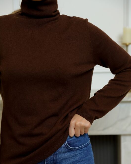 Водолазка из шерсти мериноса тонкой вязки коричневая от ByME 