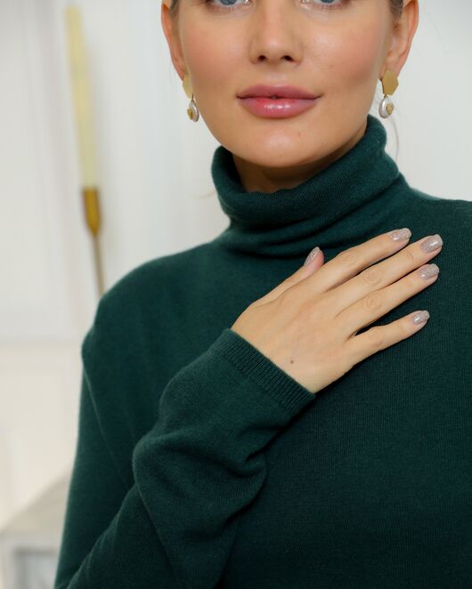 Водолазка из шерсти мериноса тонкой вязки зеленая от ByME 