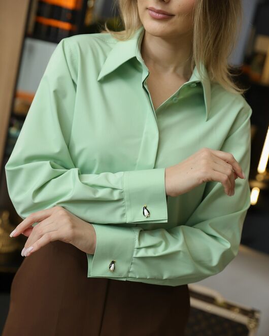 Женская рубашка зеленая прямого силуэта с универсальной манжетой- 8712 от ByME 