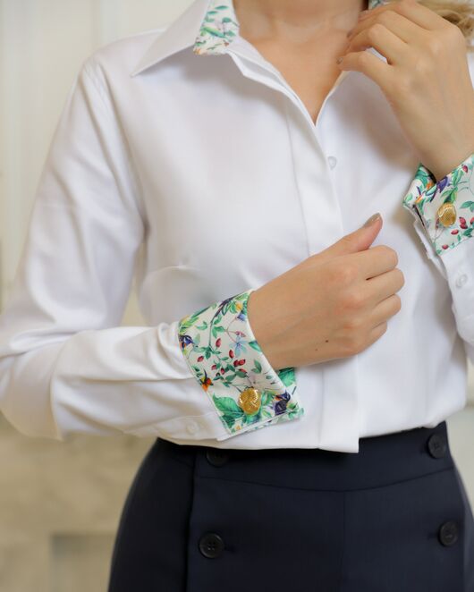 Женская рубашка из хлопка белая под запонки с отделкой птички в цветах - 8723 от byME 