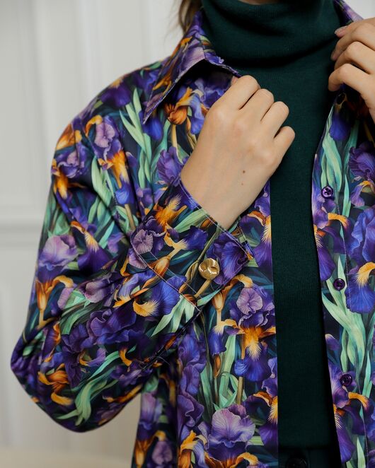 Женская рубашка из хлопка с принтом ирисы с универсальной манжетой - 8731 от byME 