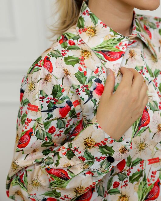 Женская рубашка из хлопка с универсальной манжетой и принтом снегири в цветах - 8734 от byME 