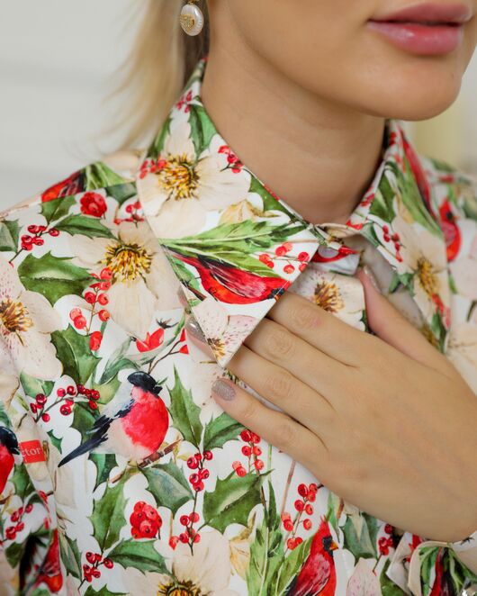 Женская рубашка из хлопка с универсальной манжетой и принтом снегири в цветах - 8734 от byME 