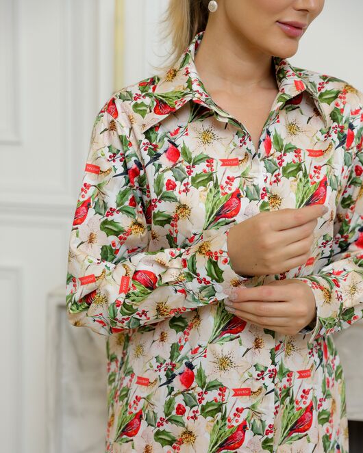 Женская рубашка из хлопка с универсальной манжетой и принтом снегири в цветах - 8734 от byME 