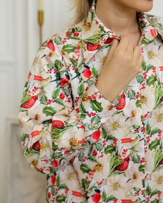 Женская рубашка из хлопка с универсальной манжетой и принтом снегири в цветах - 8734 от byME 