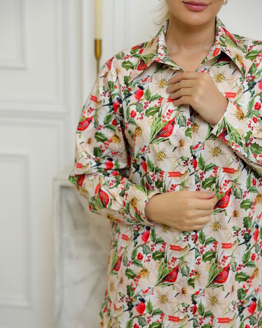 Женская рубашка из хлопка с универсальной манжетой и принтом снегири в цветах - 8734 от byME 